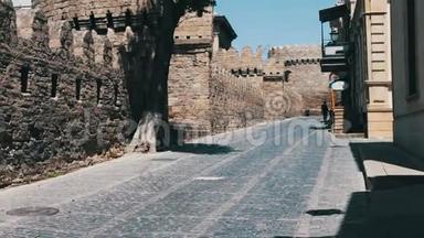 5月9日，<strong>2017</strong>年-AZERBA I JAN，BAKU：巴库城的城<strong>墙</strong>。 游客们漫步在阿塞拜疆首都的景色中